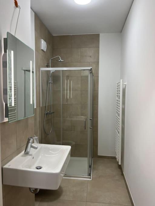 Three Bedroom Apartment In City Centre With A Grand Garden Frankfurt am Main Buitenkant foto